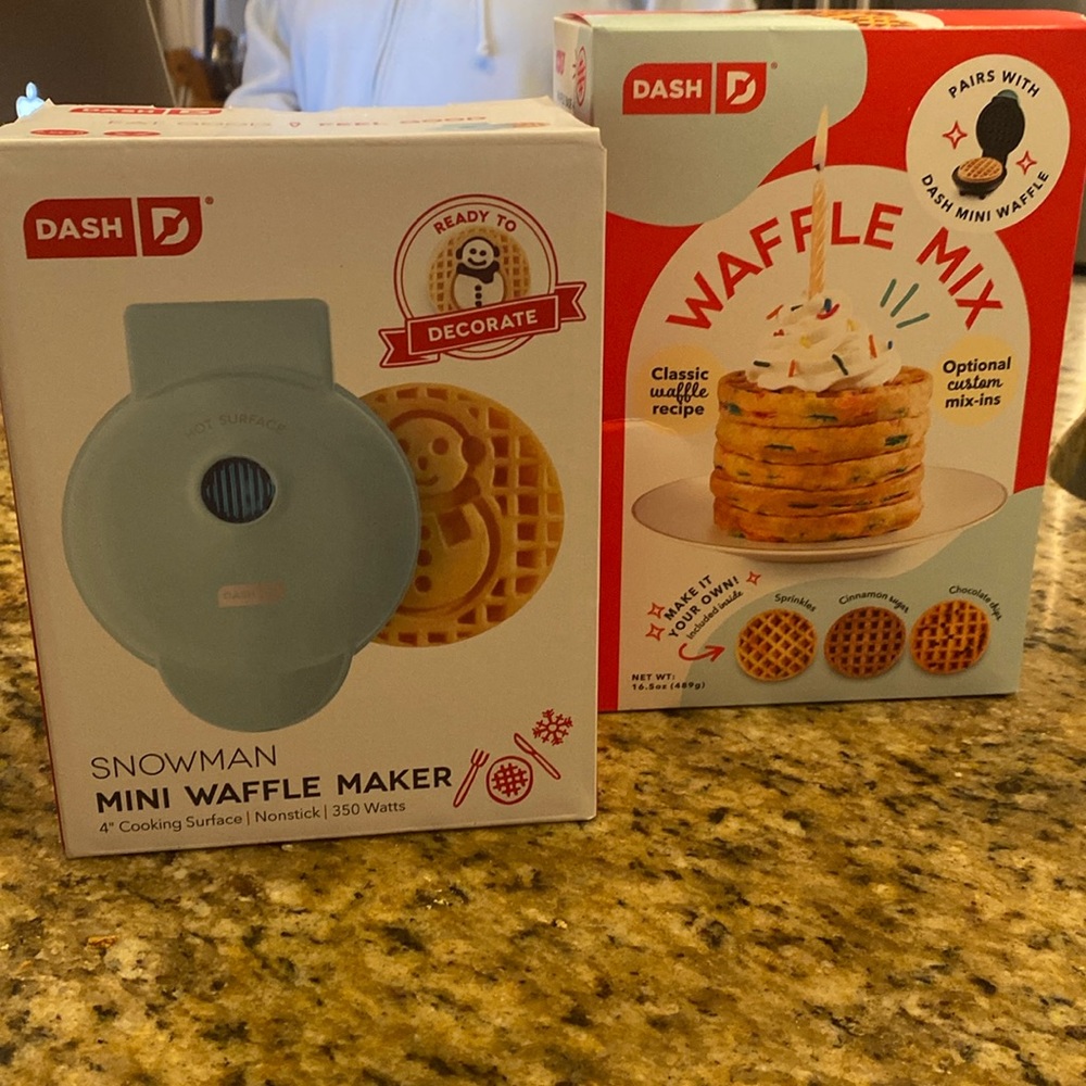 Mini snowman waffle maker